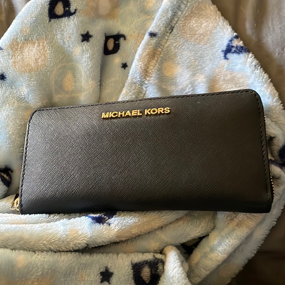 Black Micheal Kors wallet